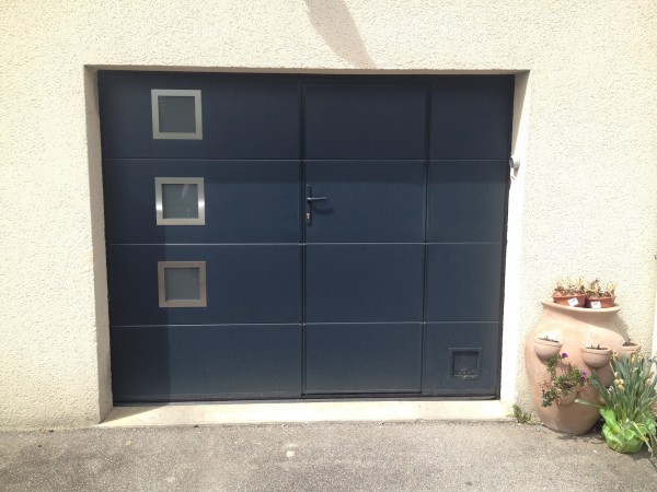 Porte de garage sectionnelle avec portillon hublots inox