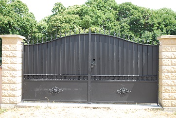 Installateur de Portail Plein Acier laqué noir