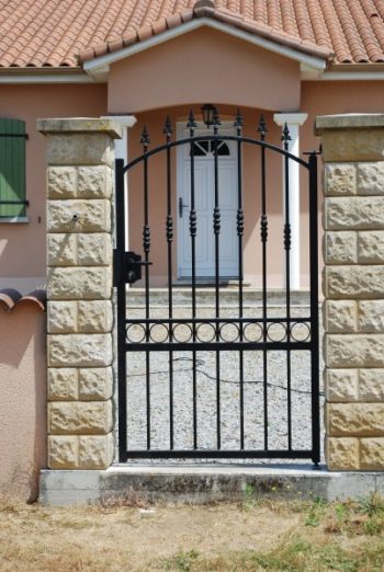 Vente de Portillon Acier sur mesure, laqué noir, avec rosaces, à Bellac et sa région