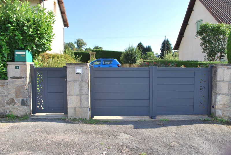 Pose de portail et portillon contemporain en  aluminium laqué gris 7016 à Limoges et en Haute Vienne