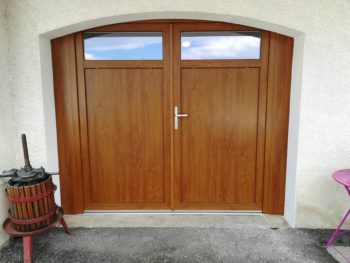 Pose de Porte de garage Pvc Chêne doré, 2 vantaux sur cintre surbaissé.